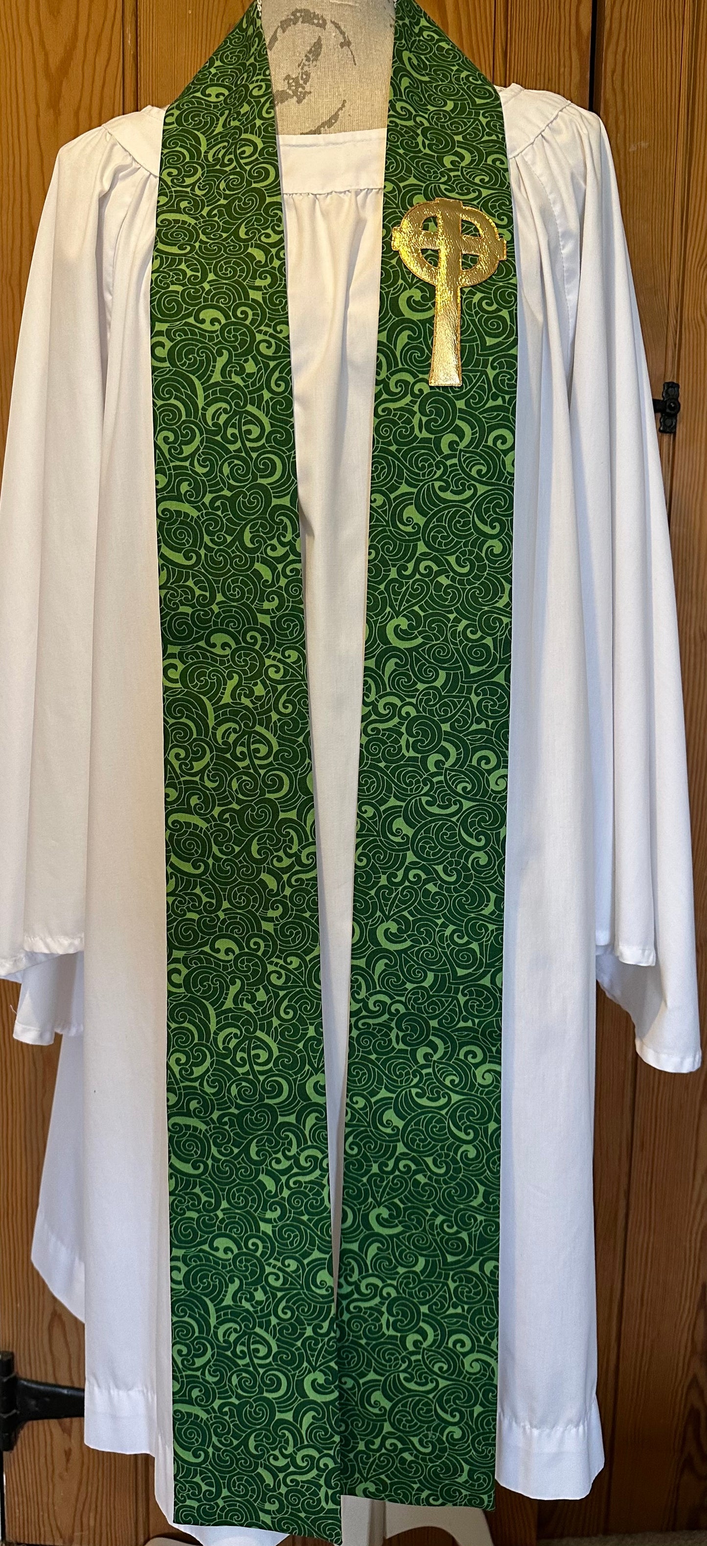 Green Celtic-style clergy stole, 45.5"